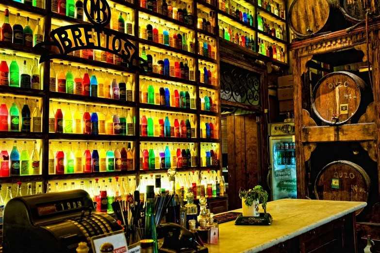 Brettos – A Timeless Distillery Bar in the Heart of Plaka