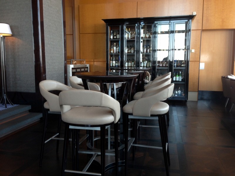 The Ritz-Carlton Tokyo Lobby Lounge — Panoramic Views and Refined Cigar Evenings