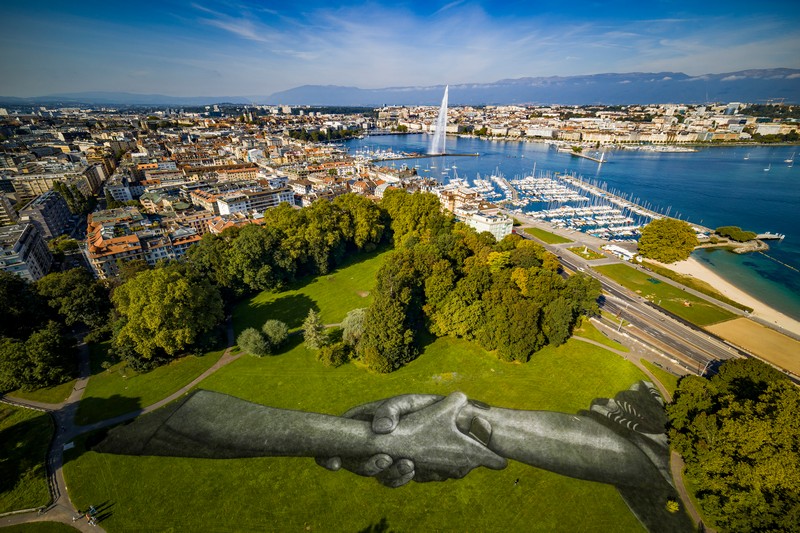 Intertwined hands from the famous "Beyond Walls" project in Geneva, 2019. Photo: MTArt Agency and Saype.