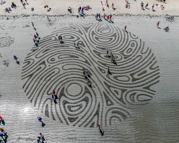 "Thumbprint." Sand artwork by Andres Amador, Boston, 2019.