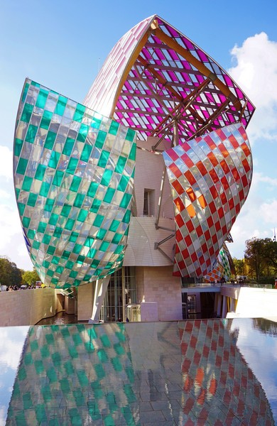 "Observatory of Light." Colored filters cover the Louis Vuitton Foundation building in Paris, creating a constantly changing interplay of reflected light and color. Photos: Shutterstock.