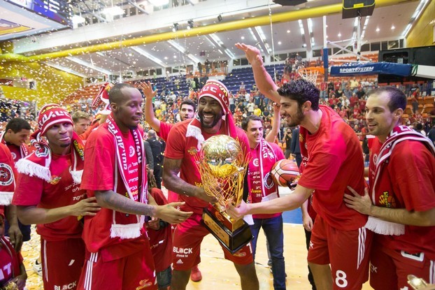 With his Hapoel Jerusalem teammates after winning the 2016–17 Israeli League Cup (Winner Cup).