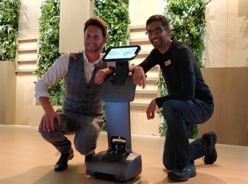 With Sundar Pichai, CEO of Google, and with the robot that assisted Sushard in his performance, at a conference for the company's executives. Photo: Lior Suchard's personal collection.