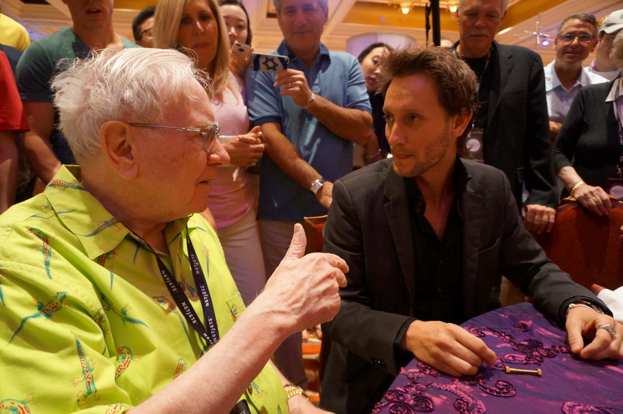Breakfast with Warren Buffett. In the meantime, Suchard demonstrates his abilities… Photo: Lior Suchard's personal collection.